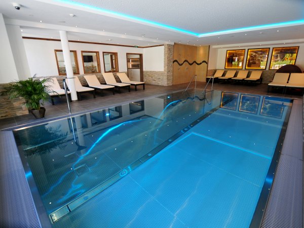 schwimmbadinnen.jpg schwimmbadinnen.jpg